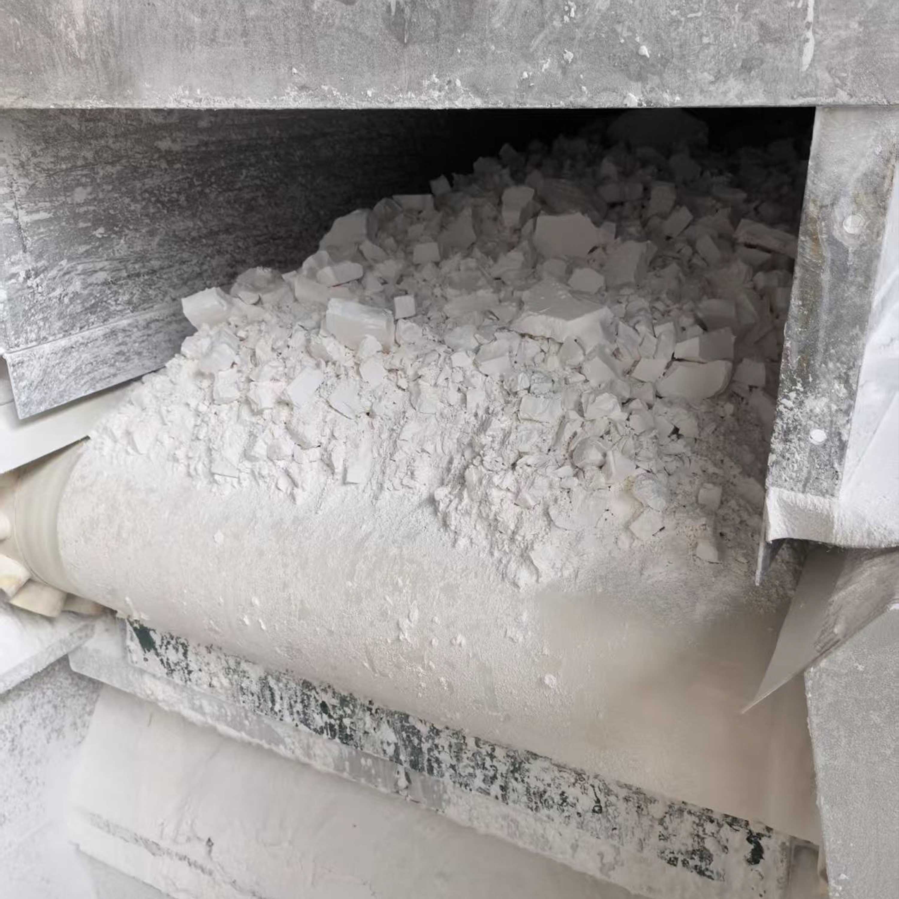 Vertical Filter Press with Kaolin Chunks